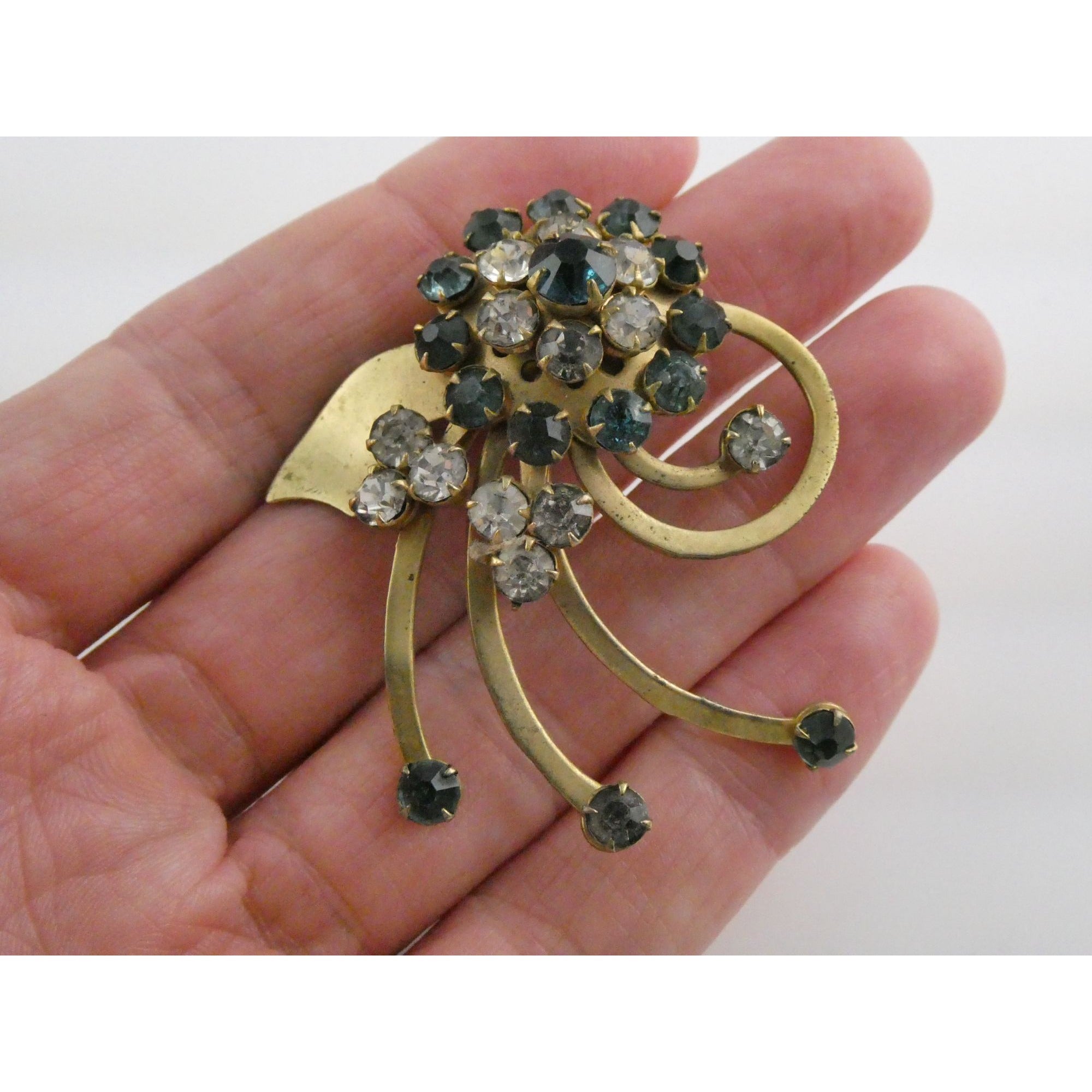 Vintage Unsigned Goldtone Metal Blue and White Rhinestone Floral Pin Pendant 13g