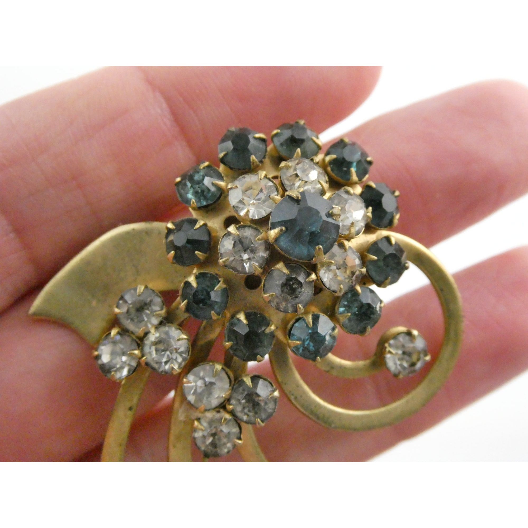 Vintage Unsigned Goldtone Metal Blue and White Rhinestone Floral Pin Pendant 13g