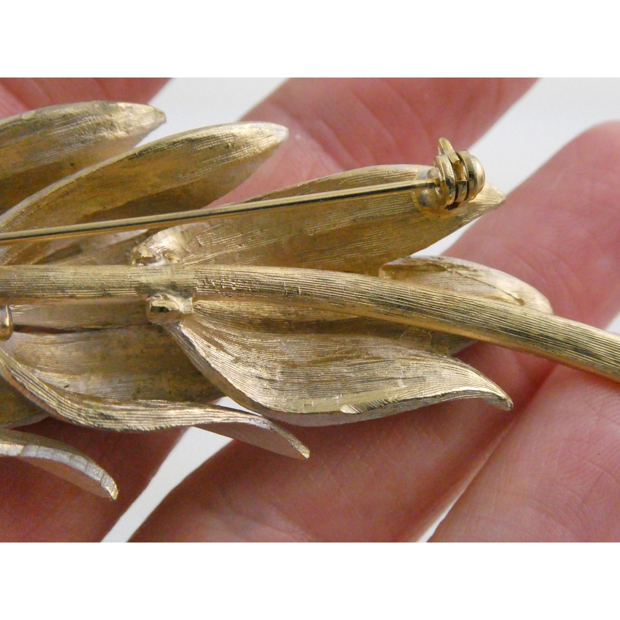 Vintage Unmarked Pastelli Textured Goldtone Metal and White Enamel Leaf Brooch