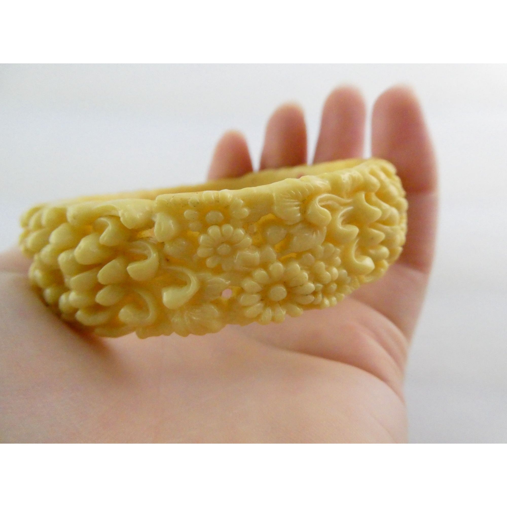 Vintage Celluloid Plastic Floral Bangle Bracelet 7.75 Inch Fit 20.6 Grams Weight
