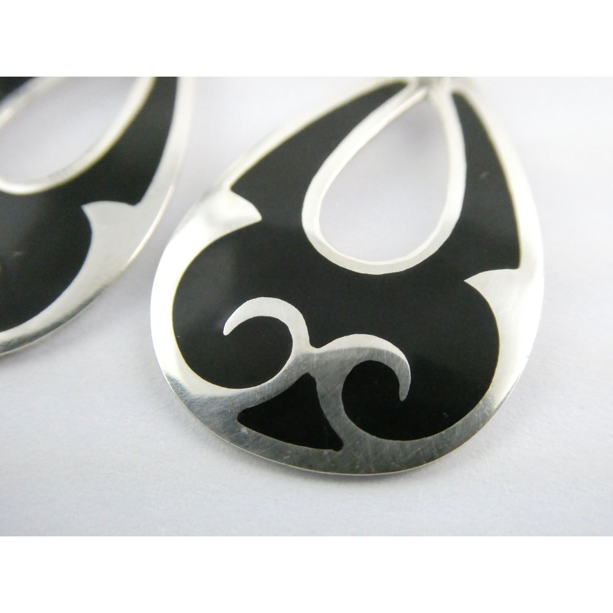 Taxco Mexico Sterling Silver Black Enamel Swirl Design Hook Earrings 4g 1.75 In