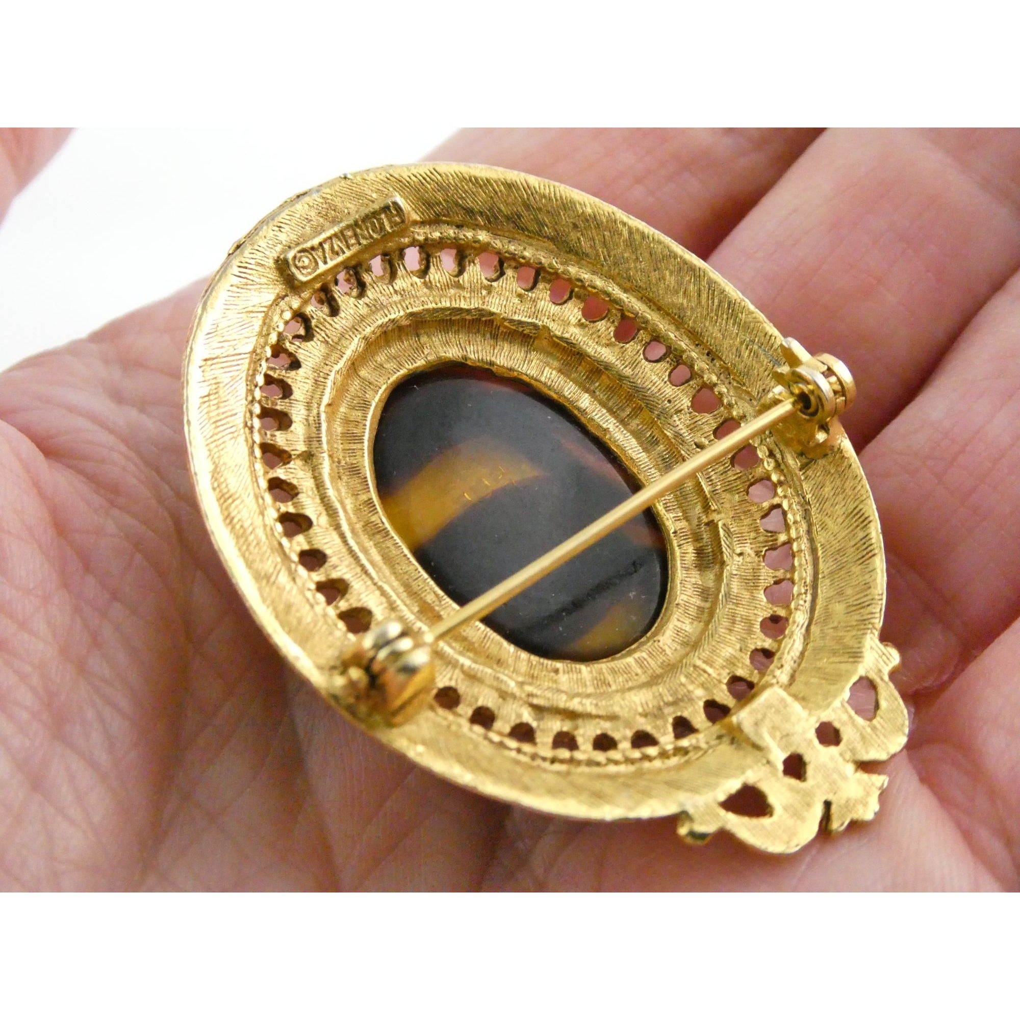 Vintage Florenza Goldtone Metal Faux Shell Cameo Pin Brooch 16.8g 49mm Length