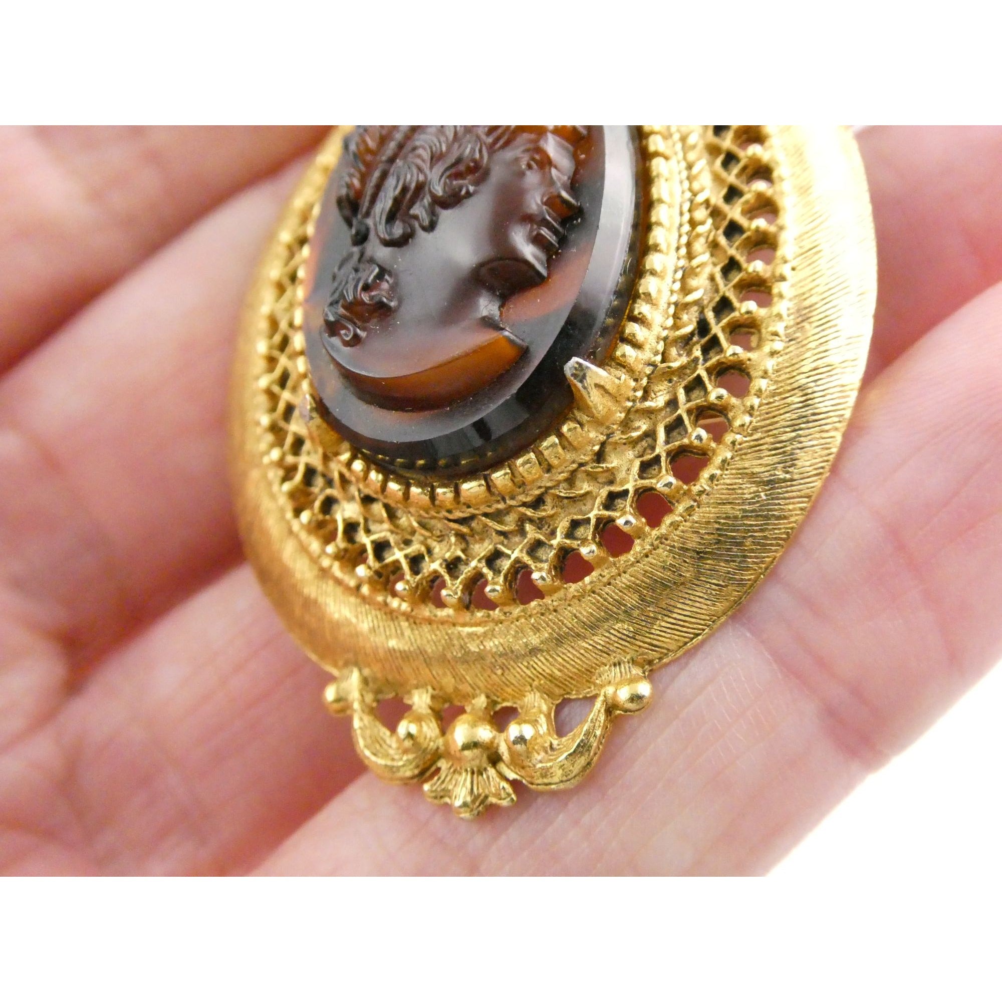 Vintage Florenza Goldtone Metal Faux Shell Cameo Pin Brooch 16.8g 49mm Length