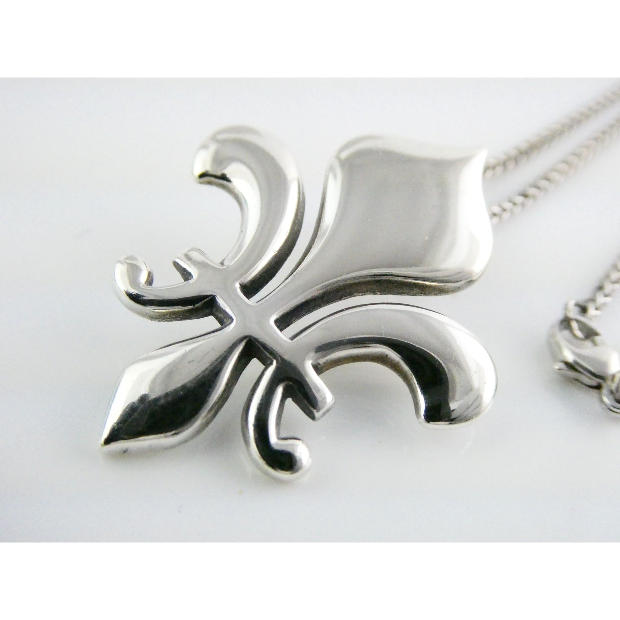 James Avery Retired Sterling Silver Fleur De Lis Pendant Necklace 13g 18 Inches