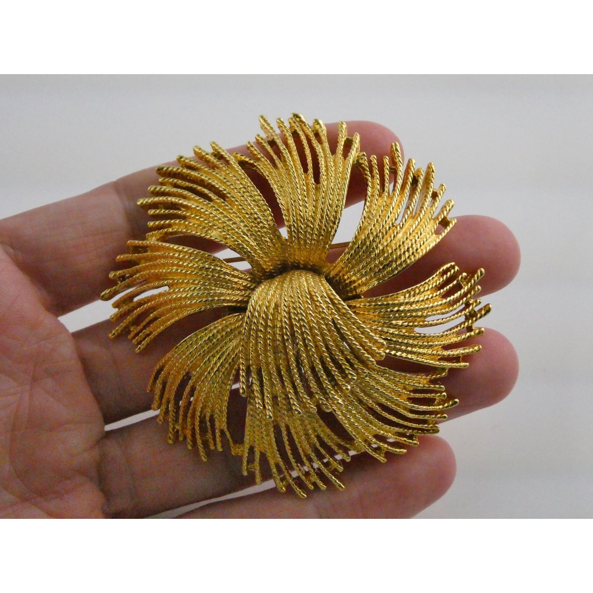 Vintage Monet Cordelia Gold Tone Wiry Round Statement Brooch Pin 38g 65mm Diam