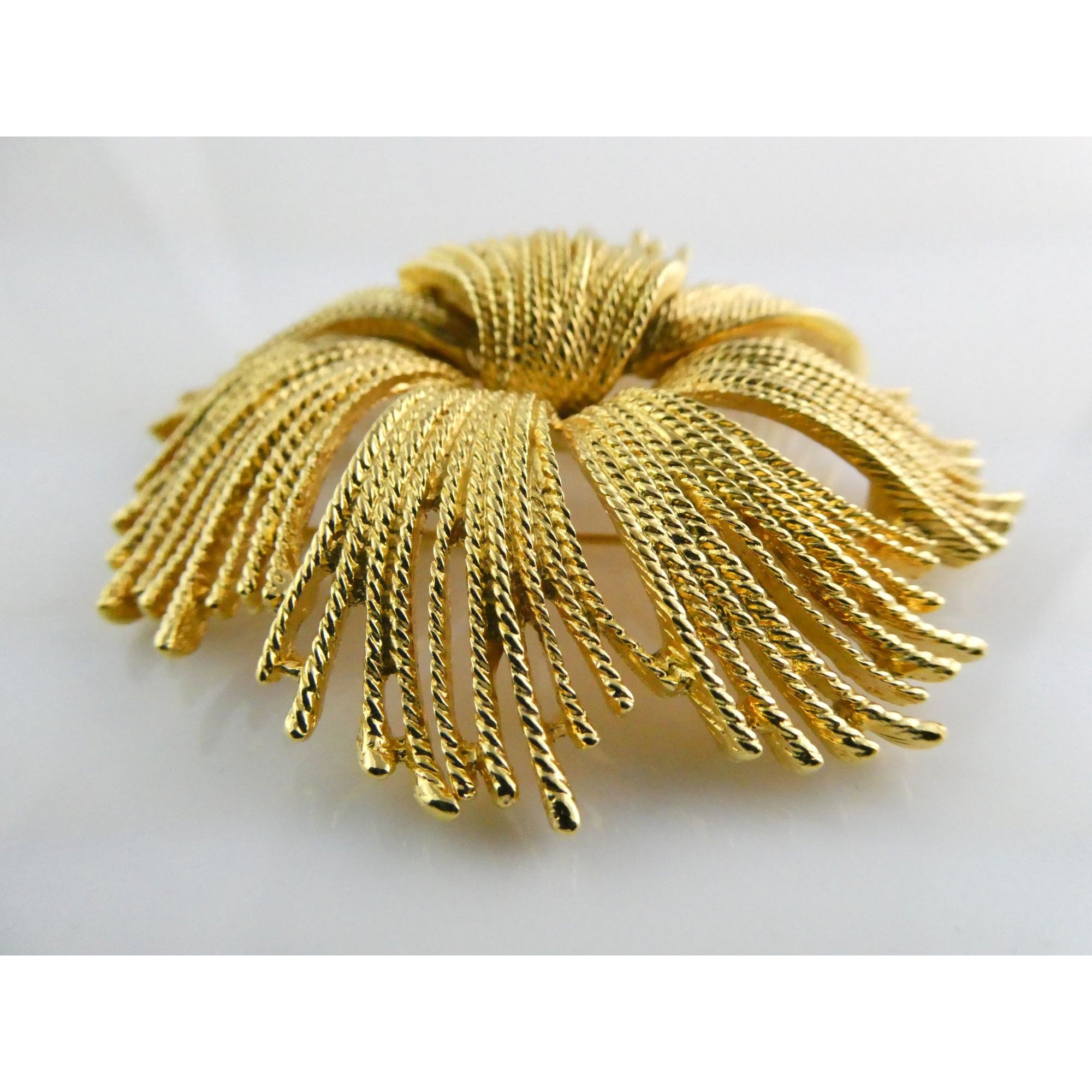 Vintage Monet Cordelia Gold Tone Wiry Round Statement Brooch Pin 38g 65mm Diam