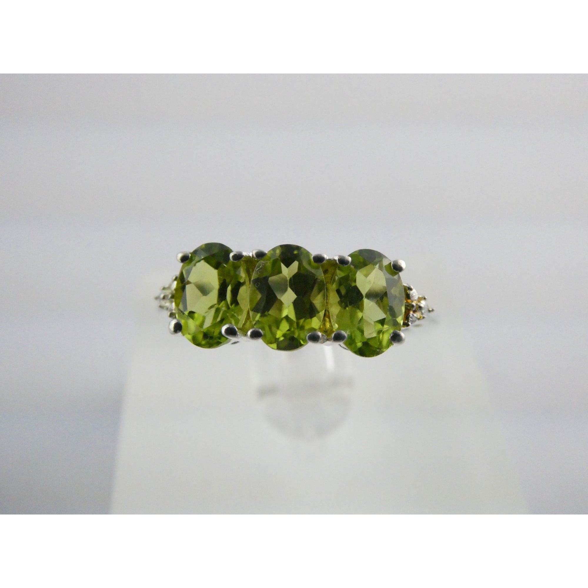 STS Sterling Silver Three Stone Green Peridot Ring Size 8 Weighs 2.6g