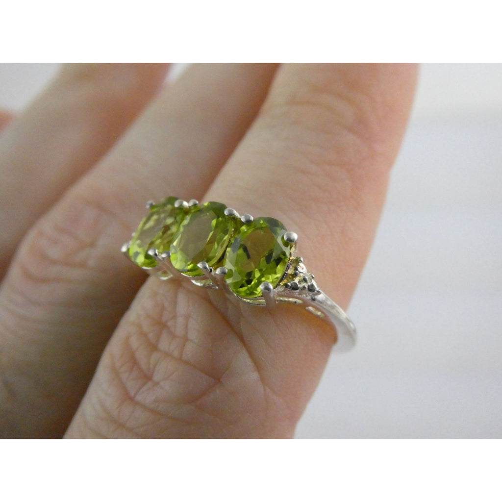 STS Sterling Silver Three Stone Green Peridot Ring Size 8 Weighs 2.6g