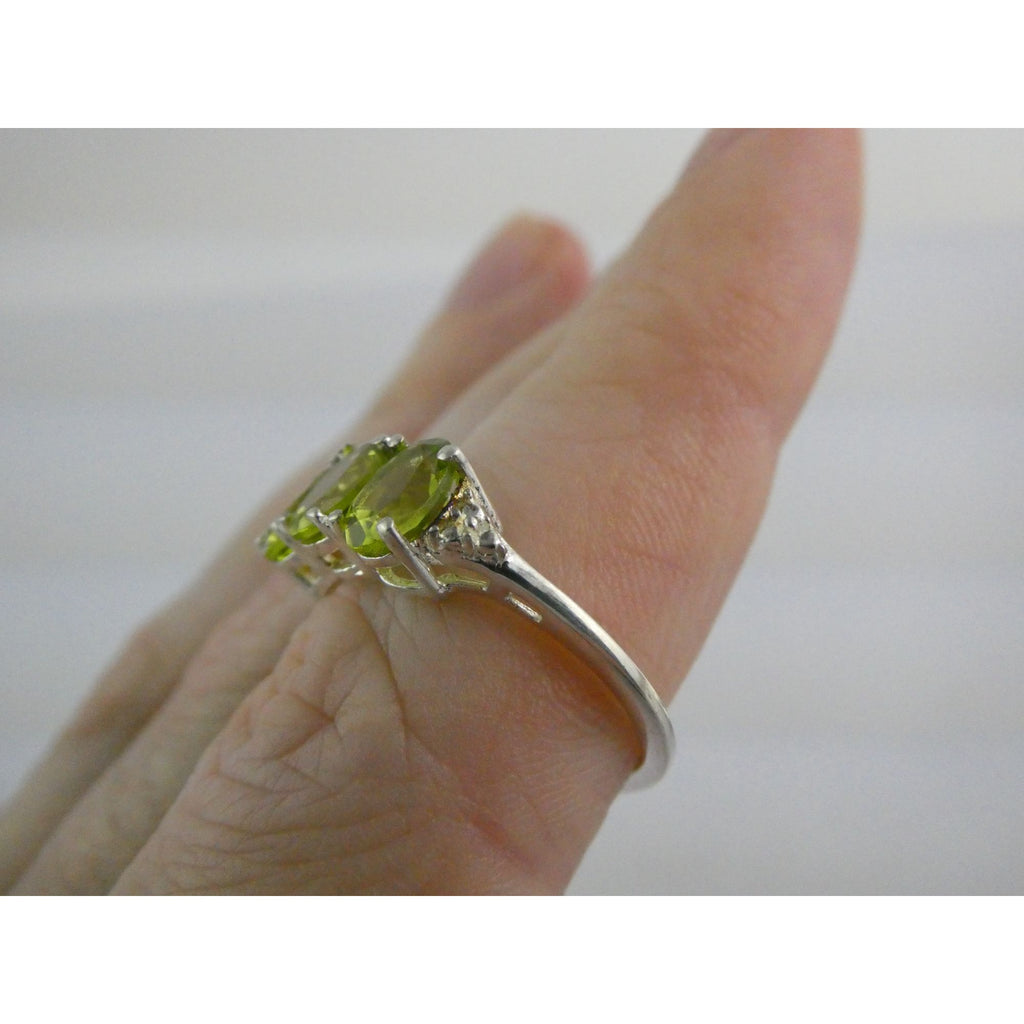 STS Sterling Silver Three Stone Green Peridot Ring Size 8 Weighs 2.6g