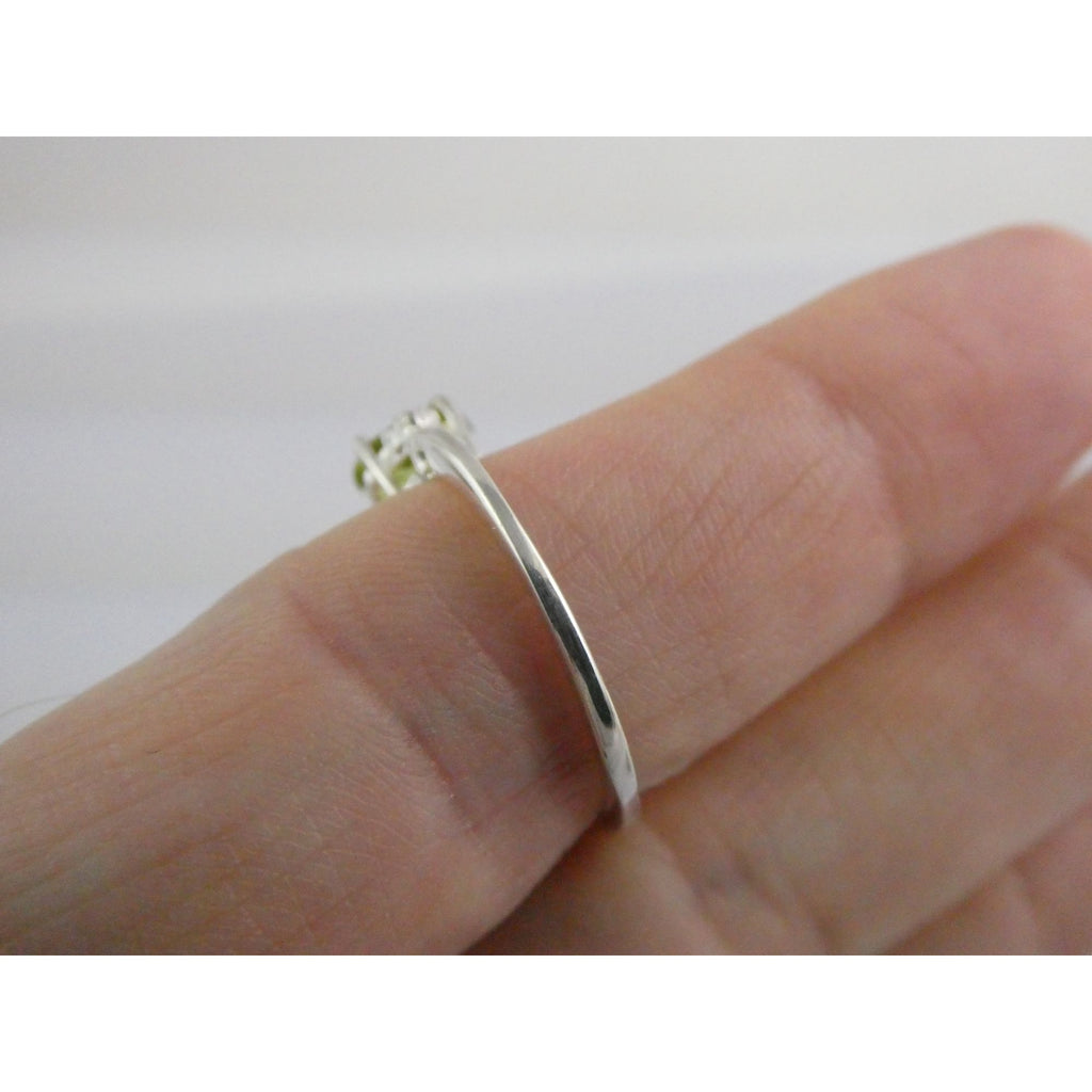 STS Sterling Silver Three Stone Green Peridot Ring Size 8 Weighs 2.6g