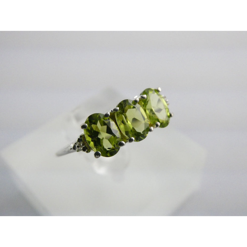 STS Sterling Silver Three Stone Green Peridot Ring Size 8 Weighs 2.6g