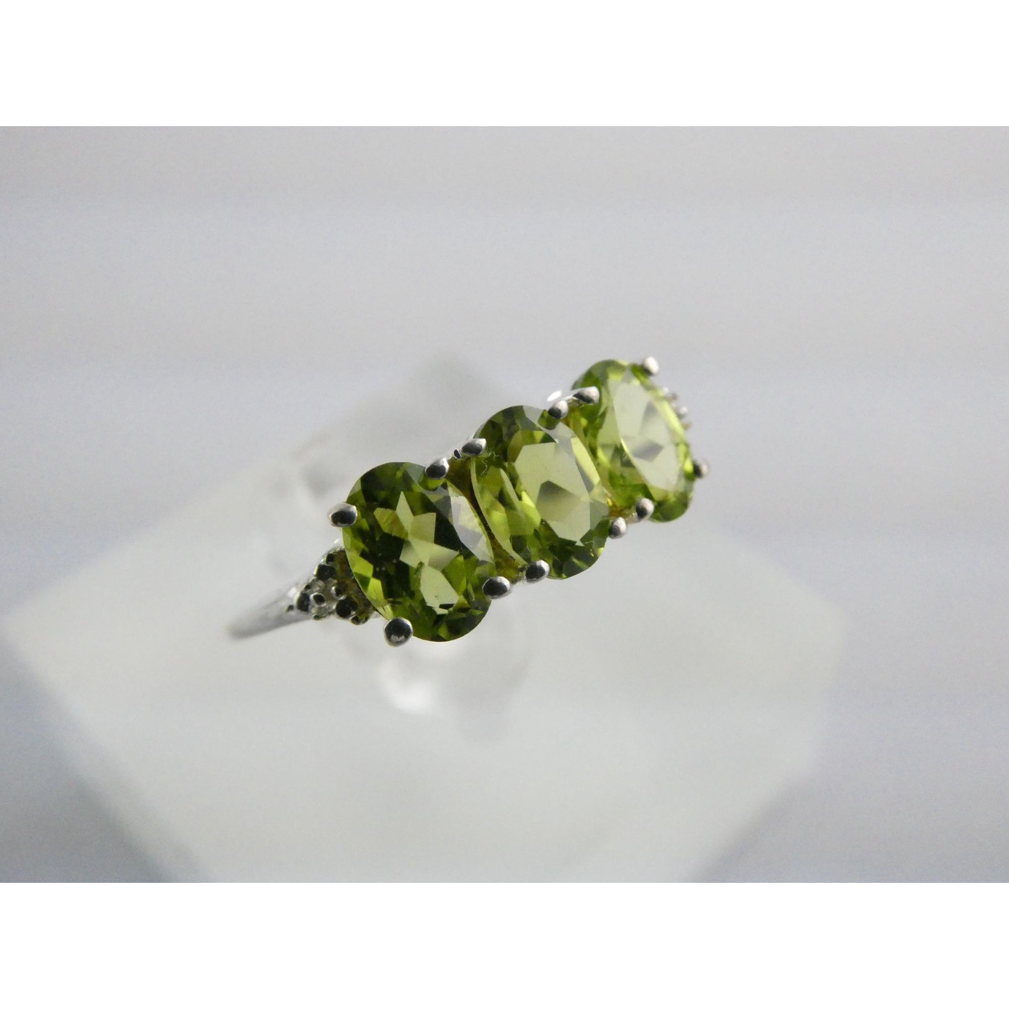 STS Sterling Silver Three Stone Green Peridot Ring Size 8 Weighs 2.6g