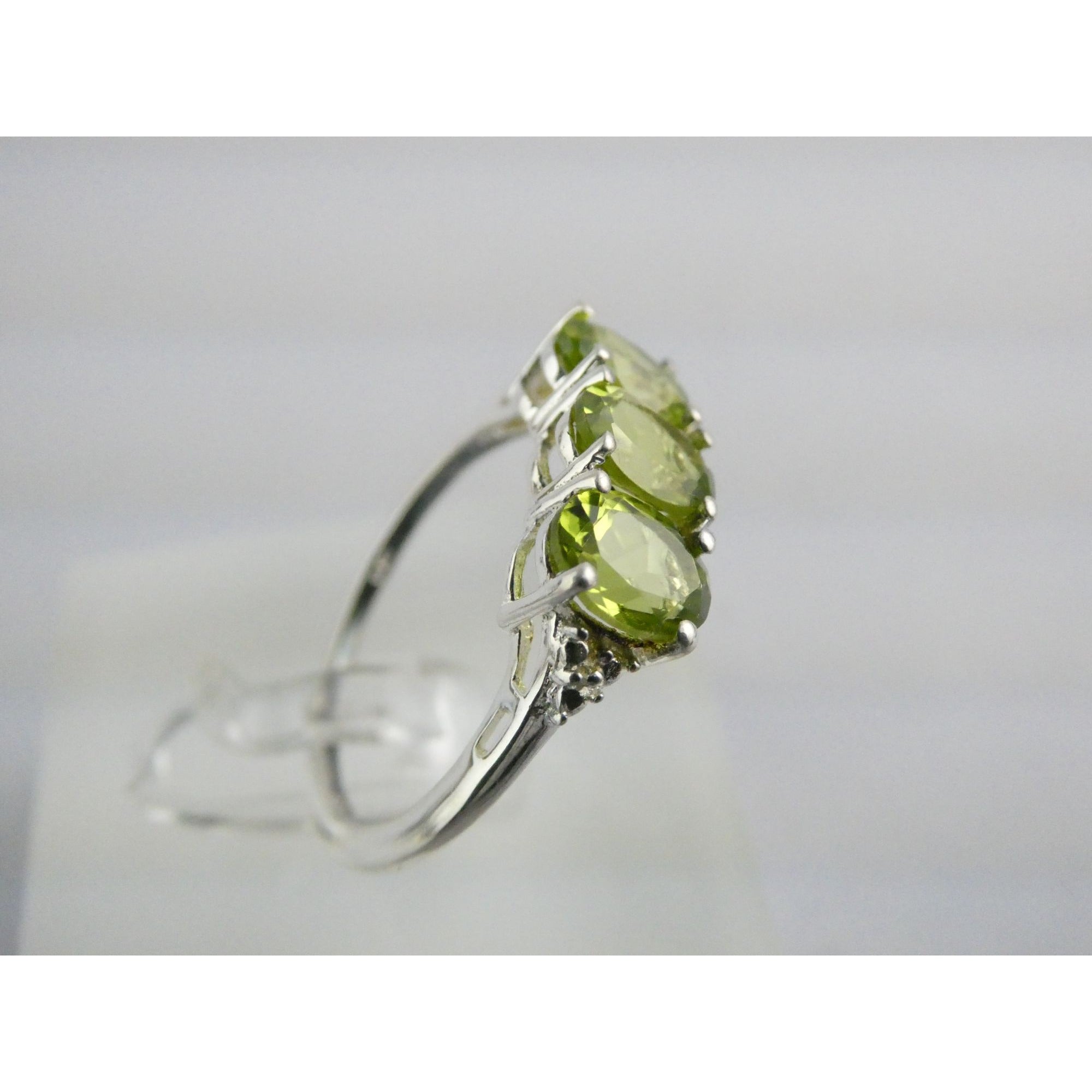 STS Sterling Silver Three Stone Green Peridot Ring Size 8 Weighs 2.6g