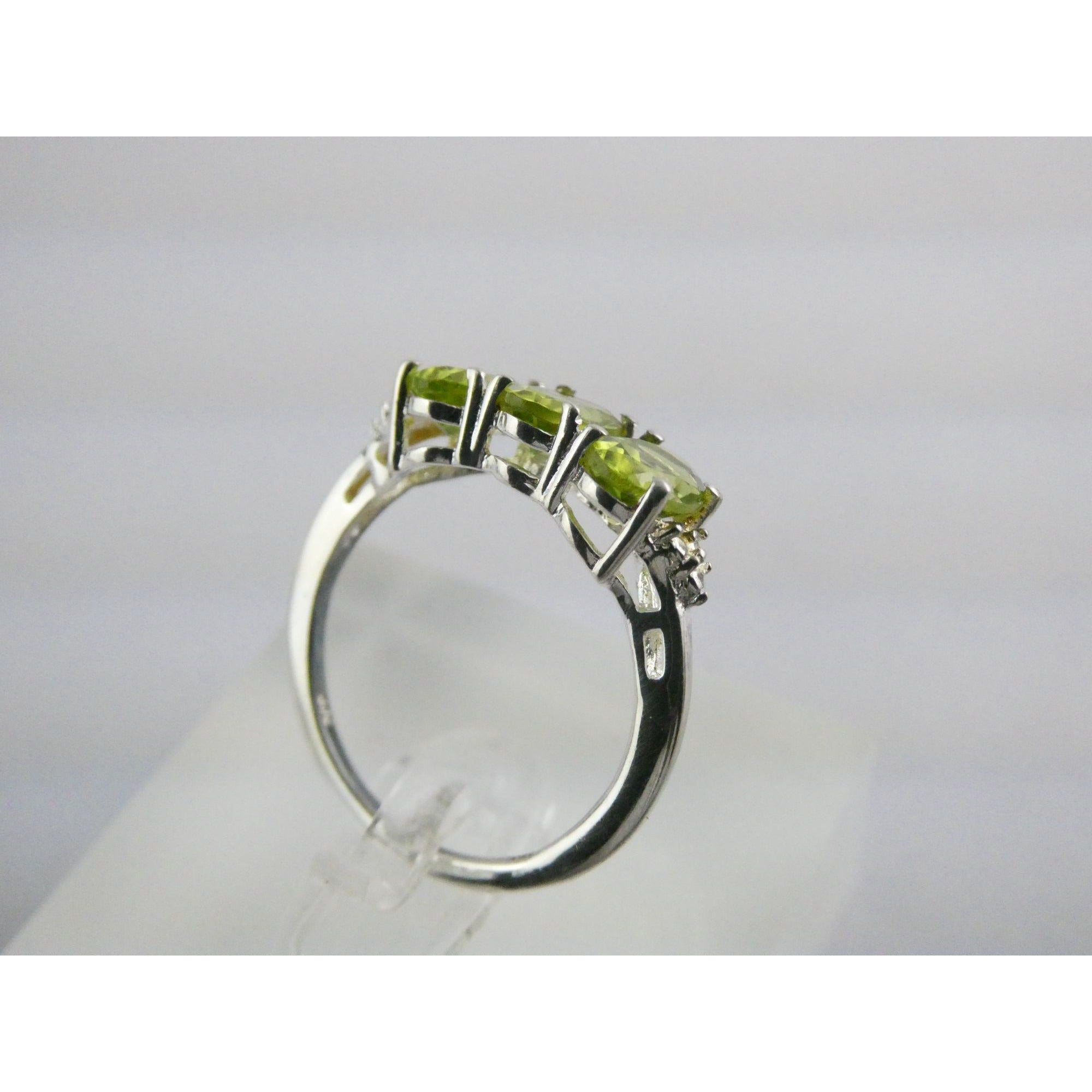 STS Sterling Silver Three Stone Green Peridot Ring Size 8 Weighs 2.6g
