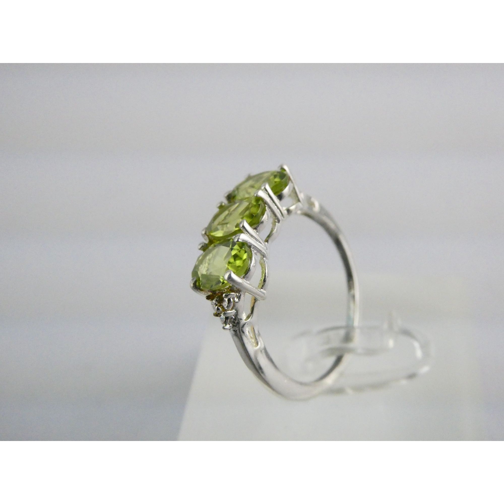 STS Sterling Silver Three Stone Green Peridot Ring Size 8 Weighs 2.6g