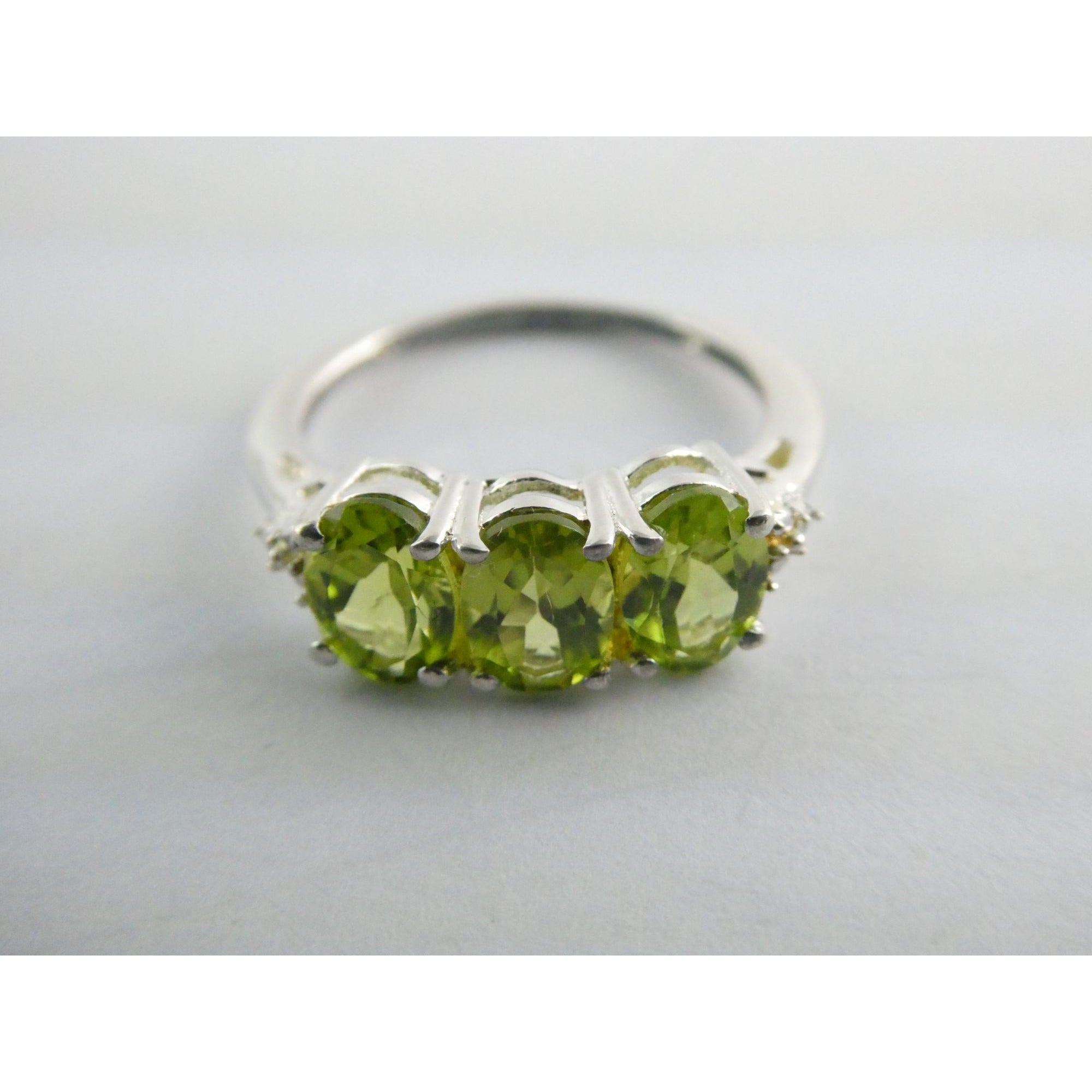 STS Sterling Silver Three Stone Green Peridot Ring Size 8 Weighs 2.6g