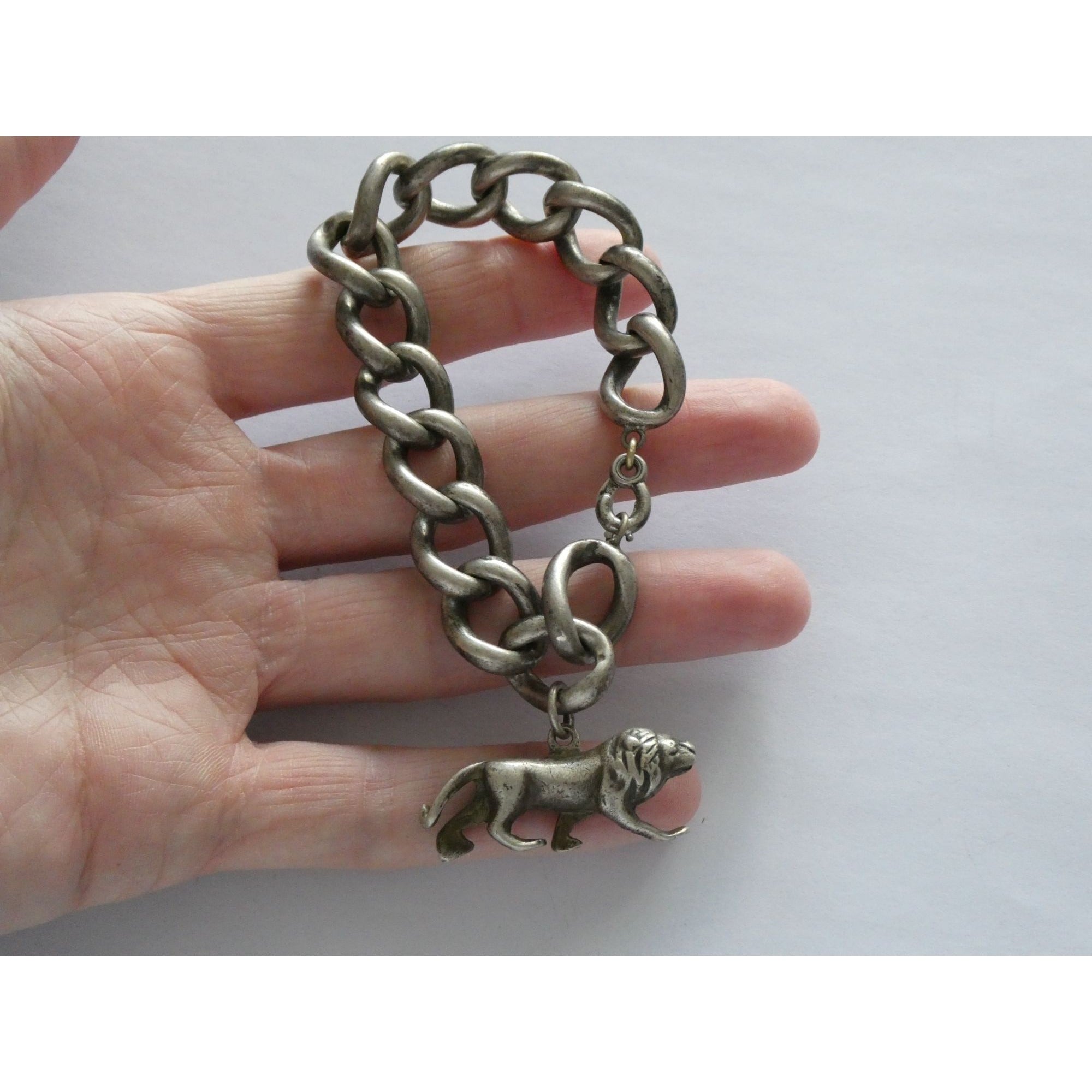 Antique Sterling Silver Figural Lion Charm on Chased Chain Link Bracelet 6.5 In