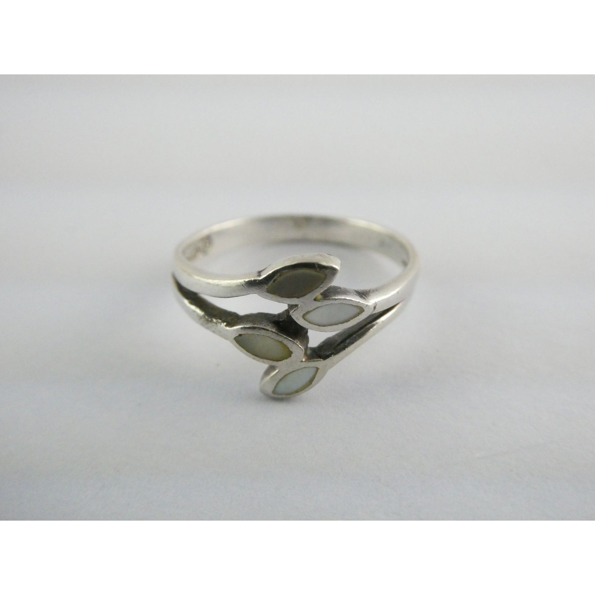 Sterling Silver MOP Shell Inlay Leaf Design Band Ring Size 6.5 Weighs 1.9g