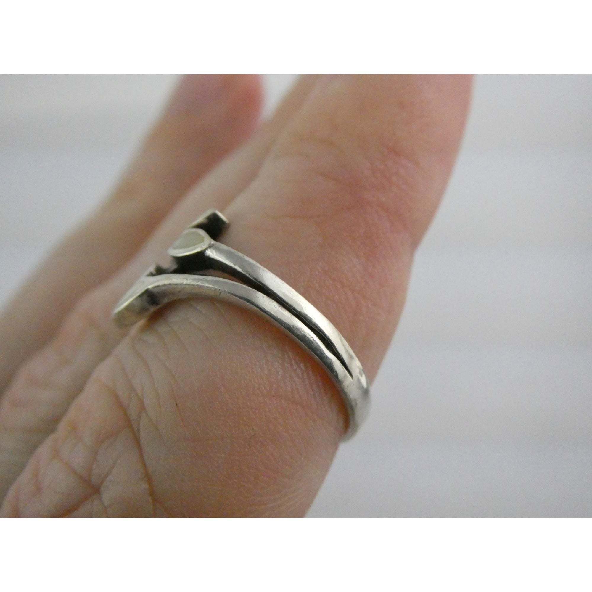 Sterling Silver MOP Shell Inlay Leaf Design Band Ring Size 6.5 Weighs 1.9g