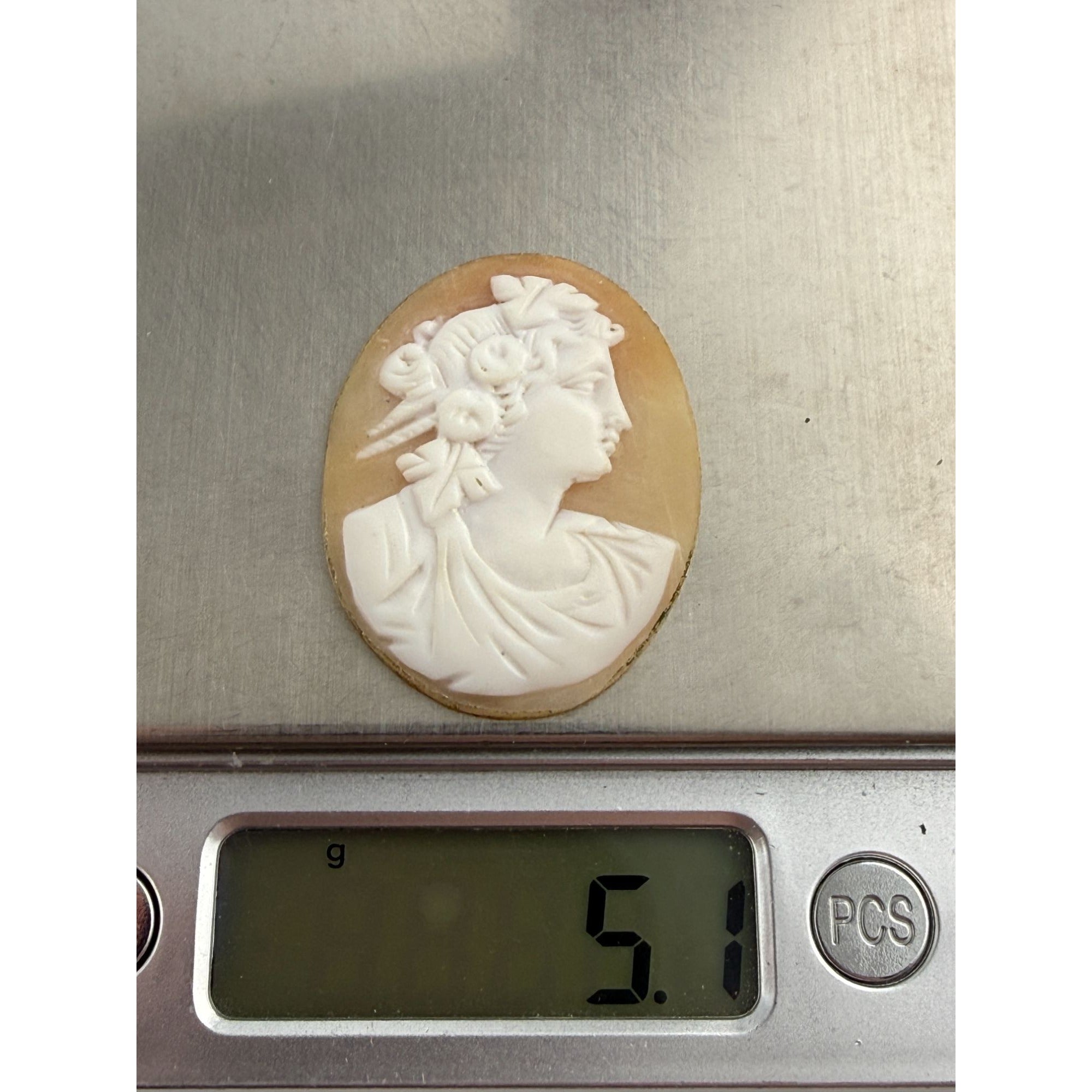 Vintage Loose Hand Carved Shell Cameo Woman Facing Right 38mm x 29mm 5.1g