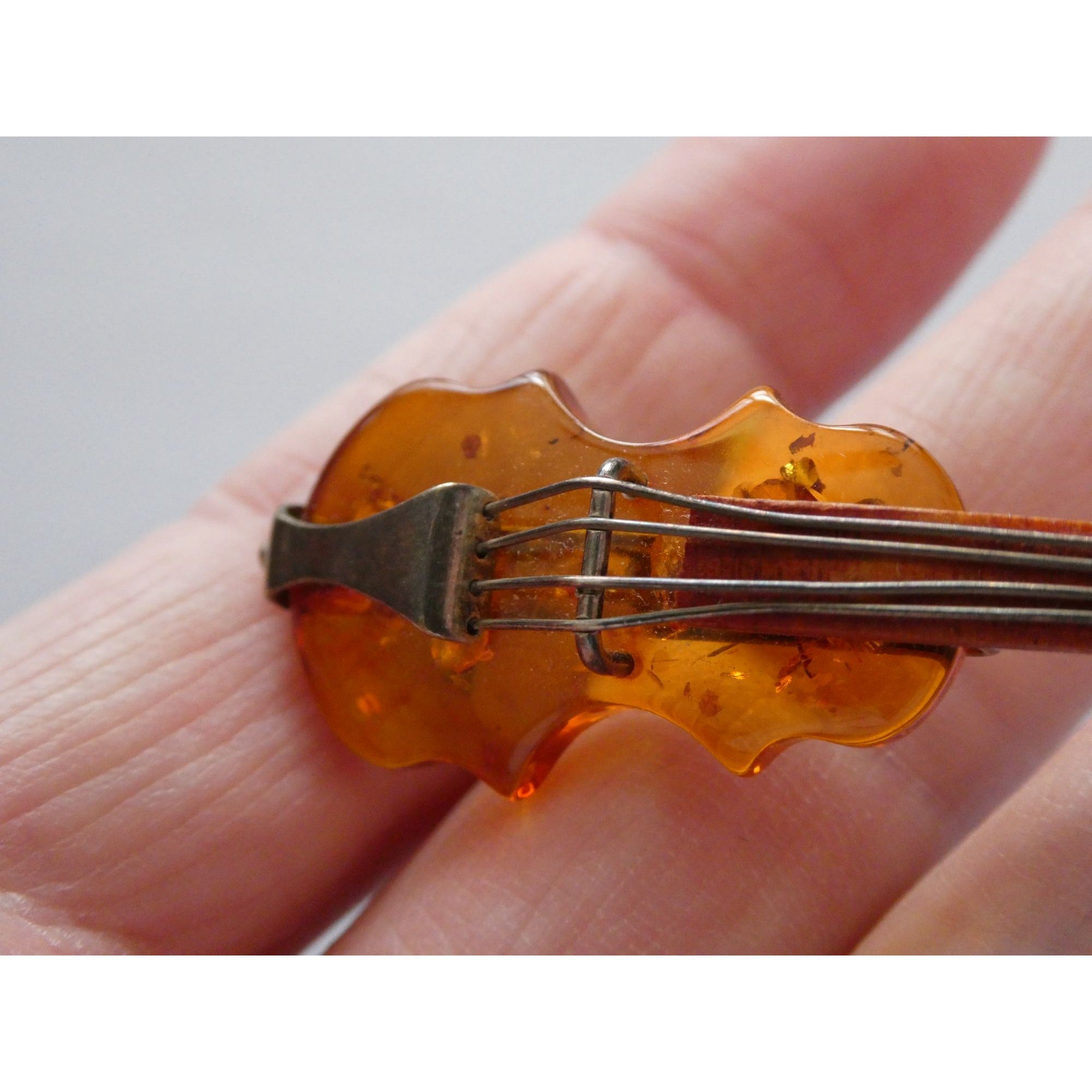 Vintage Polish Sterling Silver Carved Baltic Amber Violin Pin Brooch 6.4g 55mm