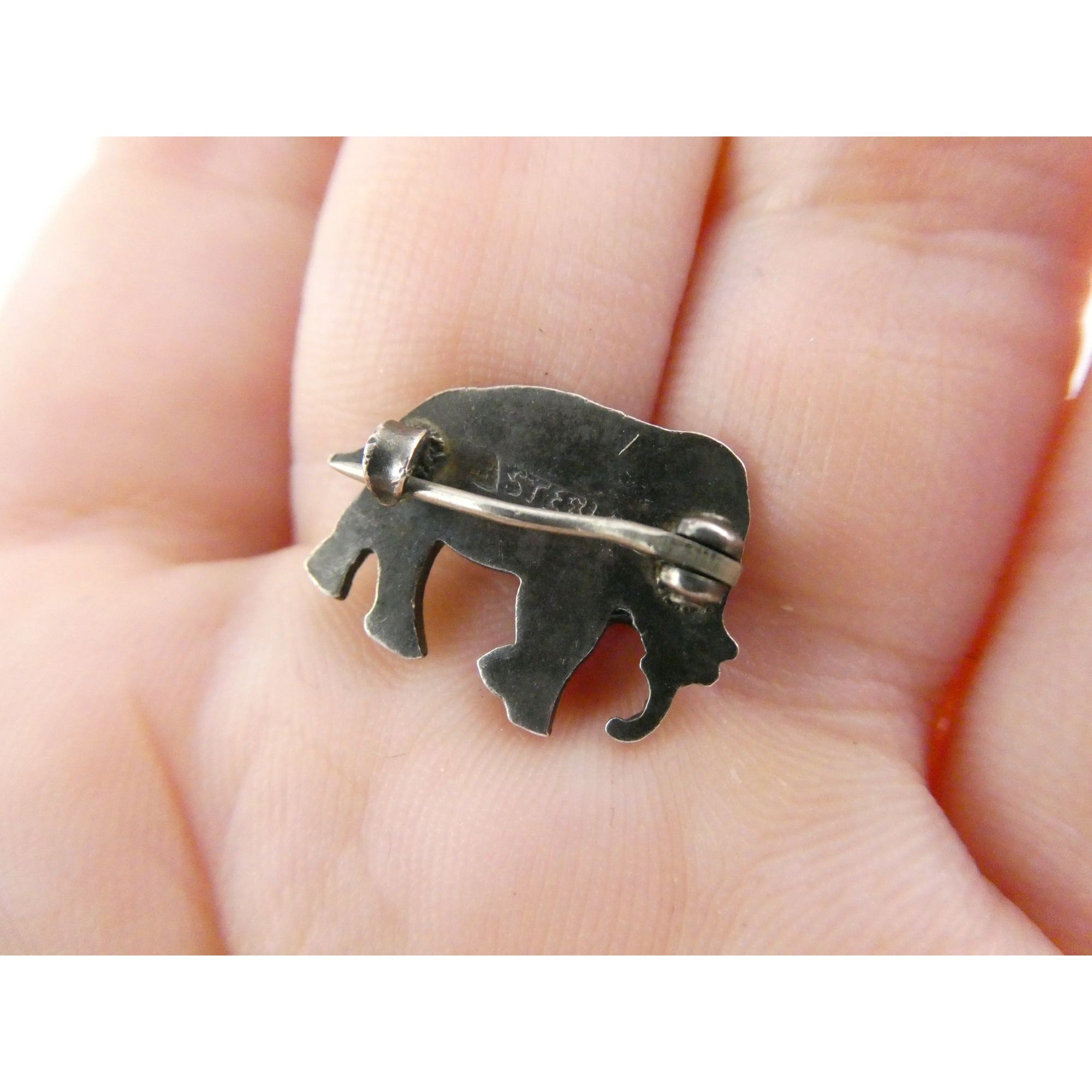 Vintage Mini 1920s Elephant Enamel Sterling Silver Pin Red Eye Brooch 2.5g 18mm