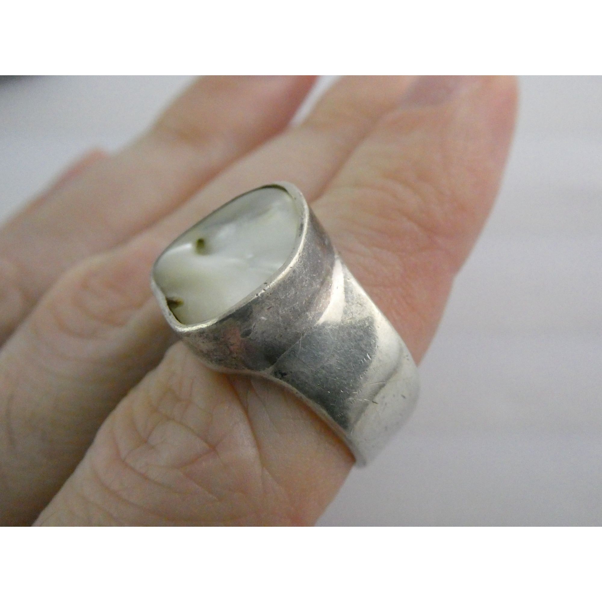Starborn Sterling Silver Mother of Pearl Shell Statement Ring 7.5 Weighs 9.2g