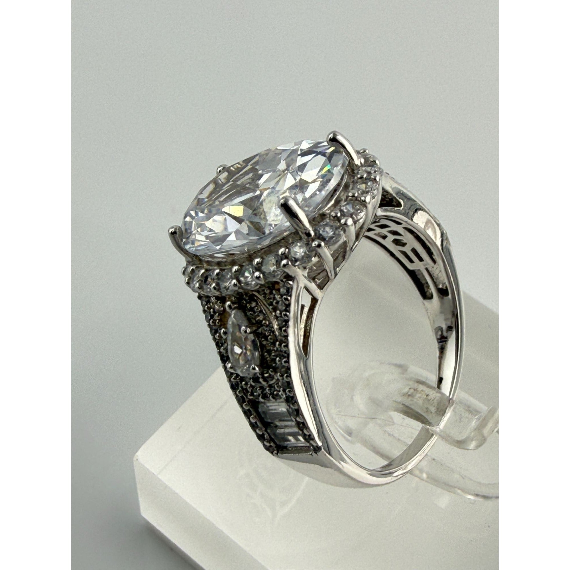 STS Sterling Silver White Crystal Encrusted Cocktail Ring Size 10 Weighs 9.4g